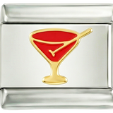 Roter Cocktail in seinem goldenen Glas